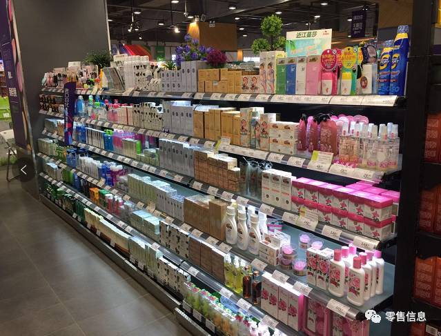 步步高梅溪湖精品超市 化妆品零售区创意陈列的艺术